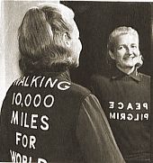 Peace Pilgrim vor Spiegel