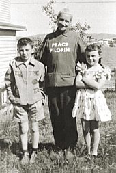 Peace Pilgrim zusammen mit Kindern